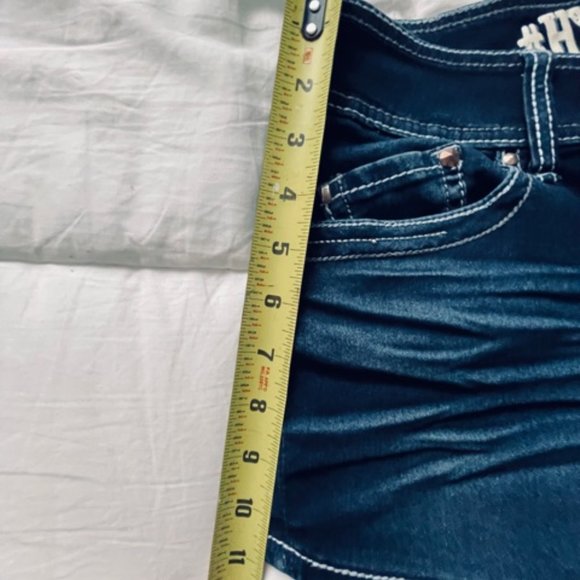 Hydraulic Lola Curvy Jean Shorts - Picture 2 of 7